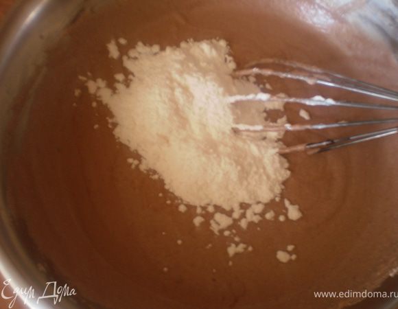 Добавить манку и сахарную пудру, взбить.