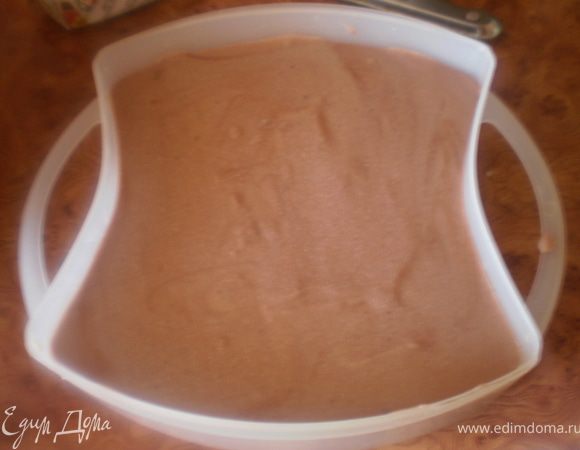 Чашу для риса смазать маслом, залить тесто.