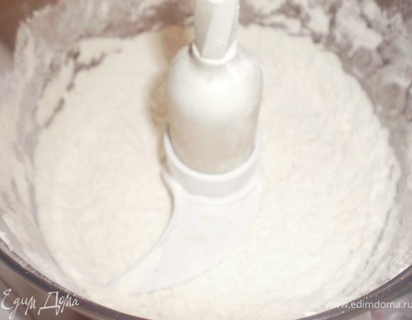 Смешать муку, соль и разрыхлитель.