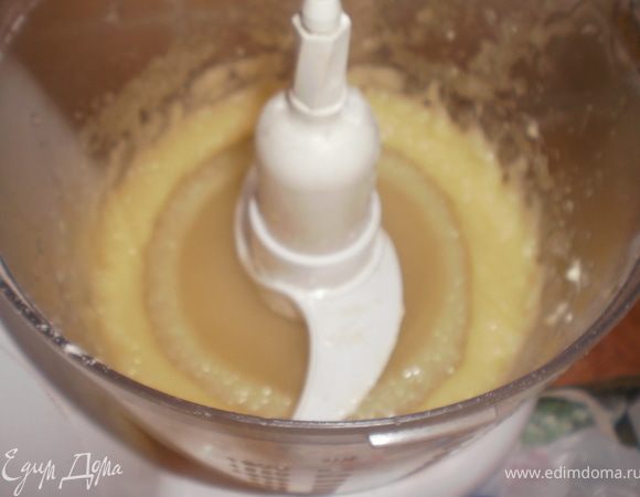 Масло взбить с сахаром.