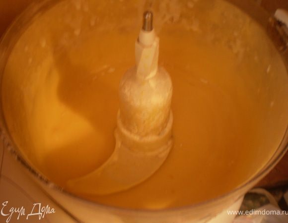 Добавить яйца, цедру и сок лимона, шафран.