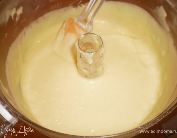 Добавить муку и молоко, вымесить до однородности.