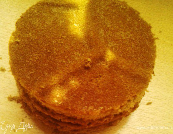 Вырезать 4 небольших круга из бисквита.