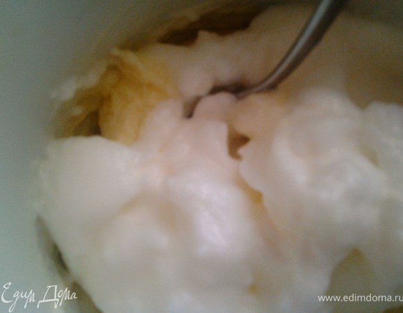 Добавить белок и аккуратно перемешать снизу вверх.