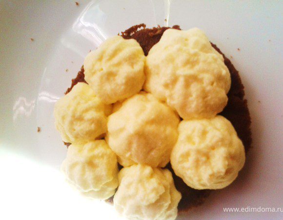 Выложить крем в кулинарный мешок. бискивиты пропитать кофе с ликером. Выложить бисквит и выдавить на него крем как на картинке.