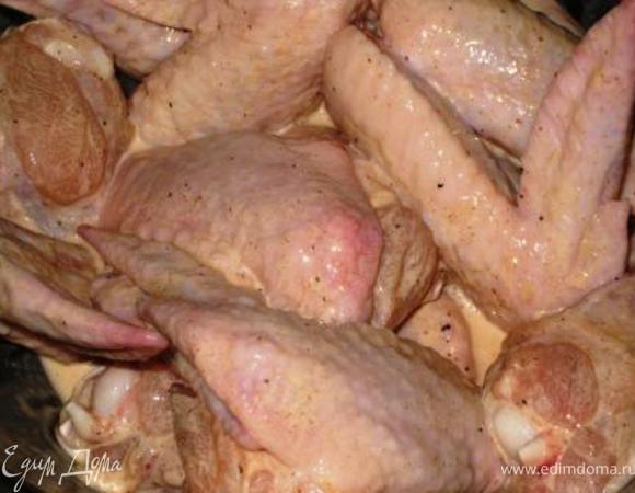 Крылышки моем, обсушиваем, солим перчим. Сметану смешиваем с медом. Маринуем крылья 1 час. 