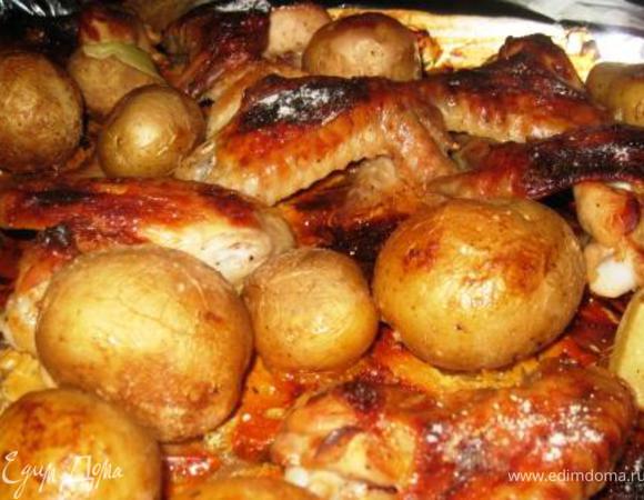 Картофель моем, солим перчим. И вместе с крылышками на противень. Духовка 200, 1 час. Аромат карамельно-сливочный, если нюхать с закрытыми глазами и не догадаться, что это за блюдо. 