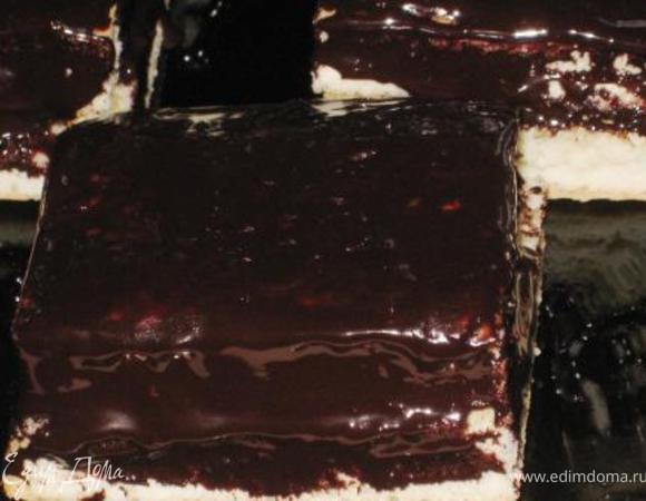 Духовка 180. Яйца взбиваем с солью до пены, добавляем сахар, взбиваем. Муку, крахмал и соду смешиваем в чашке и просеиваем в яичную смесь. Перемешиваем до однородности. Выпекаем. Пока очищаем персики, отделяем от косточки, режем и тушим с сахаром до мягкости, мин 10. Пробиваем в блендере. Готовый бисквит режем, перемазываем соусом, покрываем помадкой. Какао с сахаром намочить водой, дать закипеть, добавить корицу, горячим нанести на бисквит. Приятного аппетита!  