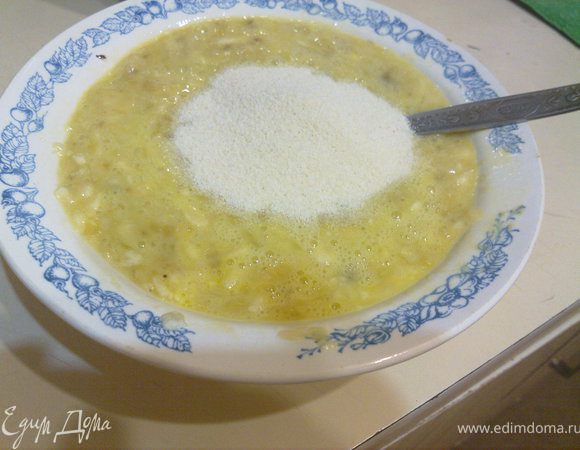 манную крупу, хорошо перемешать