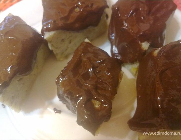 готовить 30-50 мин. в пароварке(ориентируйтесь по своей). (по-идее должен был получиться пирог, но, видимо, у меня слишком большая форма для такого количества теста поэтому получилась достаточно тонкая (не больше 1,5 см.) пышка, которую я порезала на пирожные в форме ромбиков). дать остыть. вынуть из формы и освободить от пленки. готовые пирожные украсить по своему усмотрению. я растопила шоколад с маслом и полила сверху. Готово. ПРИЯТНОГО АППЕТИТА!