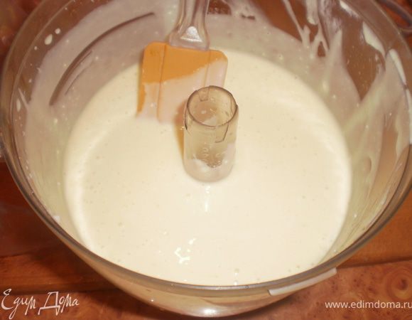 Смешать творог, сметану и сахар, взбить.