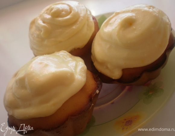 Когда крем начнет схватываться, нанести на капкейки.