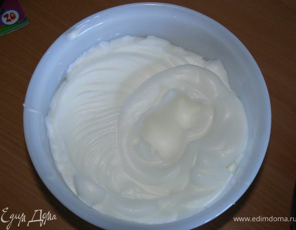 Блендером взбиваем массу для заливки пирога: 250 г творога + 200 мл сметаны + 100 г сахара + 50 г крахмала + 2 желтка. 
Отдельно взбиваем 2 белка в густую пену и аккуратно вмешиваем их в массу
