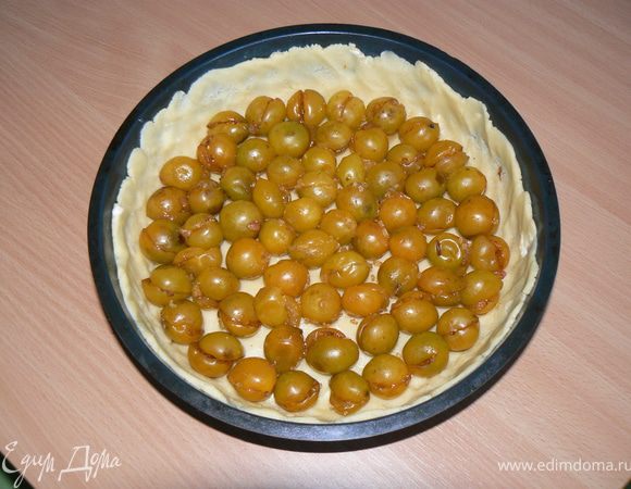 Смешиваем корицу с сахаром.В каждую сливу кладем по 0,5 чайной ложки сахара с корицей, "закрываем" сливу и ставим ее в тесто надрезом вверх