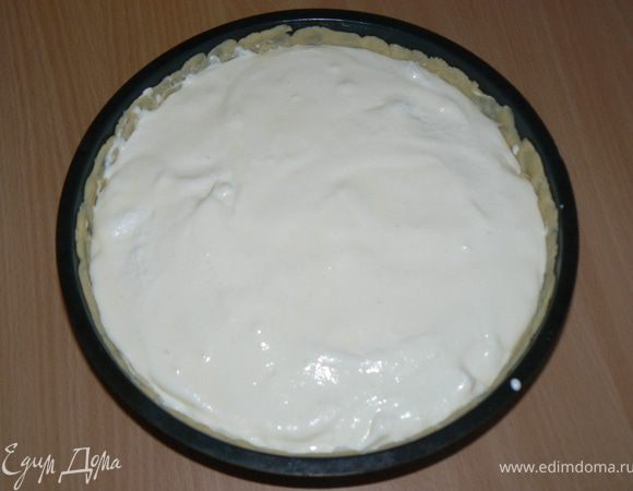 Аккуратно выкладываем взбитую массу на тесто со сливами