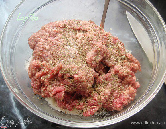 Добавим говяжий фарш, соль, перец, базилик. Теперь очень важно все это очень хорошо помешать и отбить, от этого зависит пол дела. Фарш должен получиться однородным, чтобы при готовке он не рвался и  в итоге был сочным и мягким. Я его колошматила минут 5-10.