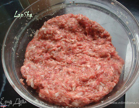 Фарш закрываем пленкой и убираем в холодильник минут на 15. Чтобы все ингредиенты склеились, поженились и охладились.