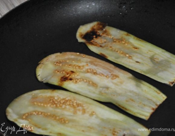 Баклажана нарезать вдоль тонкими полосками, обжарить на горячей сковороде, обмазывая растительным маслом до готовности.