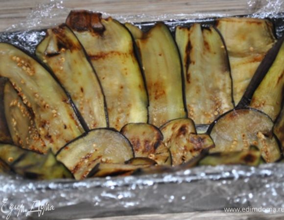 Выстелить баклажаны по периметру формы. Творог, сметану, соль, чеснок взбить. Желатин размочить в 0,5 ст. воды. Смешать с творожной массой.