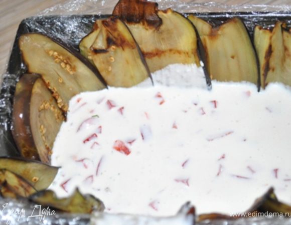 Творожно-желейную массу разделить на 3 части. В одну добавить перец и вылить в подготовленную форму. Поставить в холодильник, чтобы застыло.