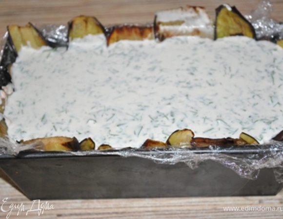 Второй слой - морковный. Опять поставить, чтоб застыло. Третий - с зеленью. Сверху уложить баклажаны. Поставить в холодильник до полного застывания.