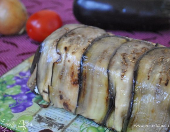 Вынуть террин из формы, потянув за края пленки, перевернуть, пленку снять, порезать на кусочки.