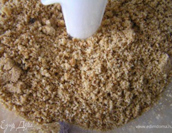 Измельчить печенье с помощью блендера,