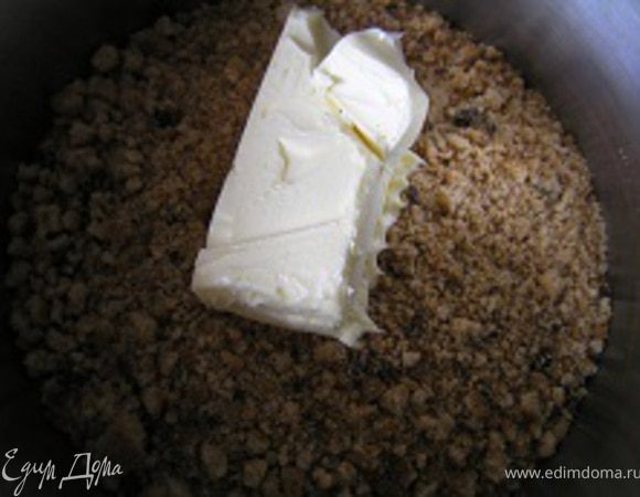 добавить размягченное сливочное масло, перемешать,