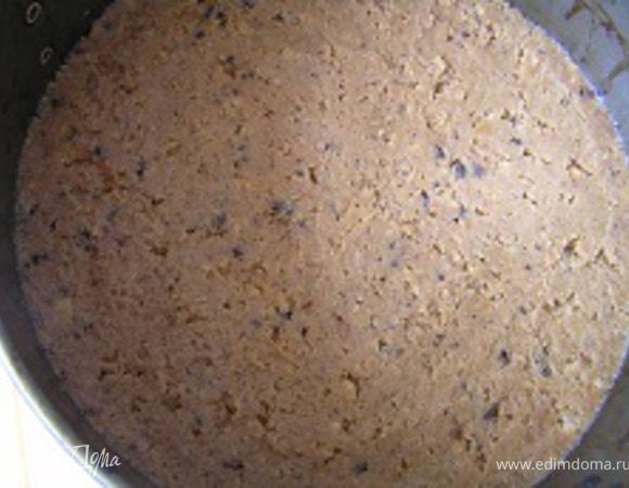 Дно разъемной формы для выпечки покрыть пишевой пленкой, выложить массу из печенья, разровнять с помощью ложки. Убрать в холодильник.