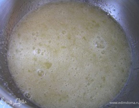 Приготовить шоколадный крем (лучше всего за день до приготовления самого торта). Яйцо взбить с сахаром,