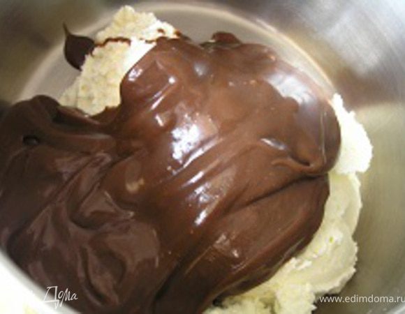 Творожный сыр выложить в миску, добавить шоколадный крем, перемешать.