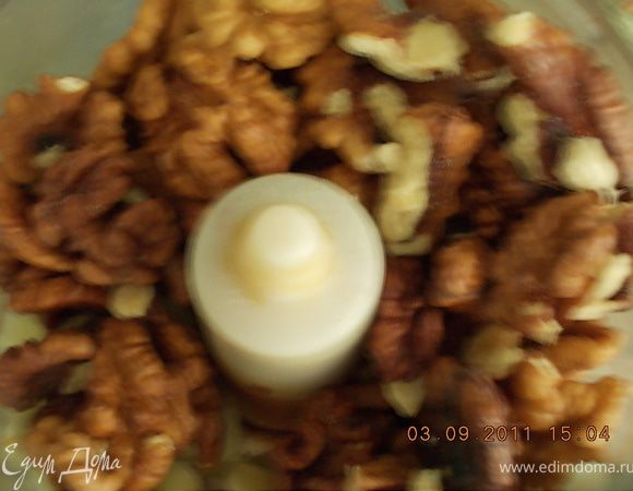 орехи измельчить вместе с чесноком
