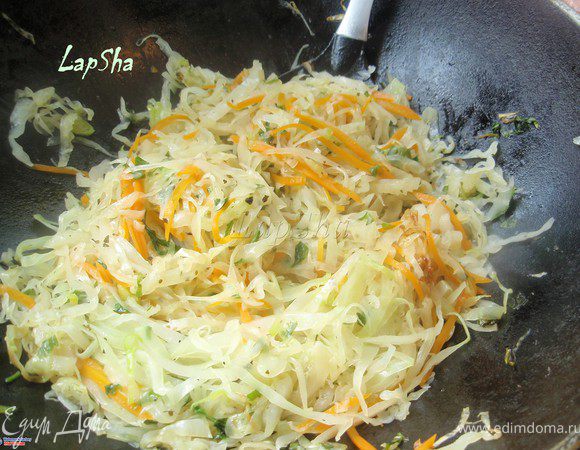 На небольшом количестве растительного масла чуть-чуть обжарить все овощи. Затем накрыть крышкой, добавить бульон  и потомить на маленьком огне минут 10. Посолить, поперчить по вкусу. Добавить базилик и хорошо все перемешать.