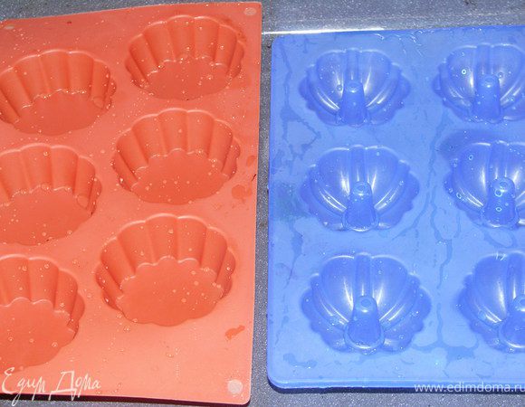 Духовку разогреть до Т190С. Груши и яблоки потереть на крупной тёрке. Силиконовые формочки сбрызнуть водой или смазать маслом.