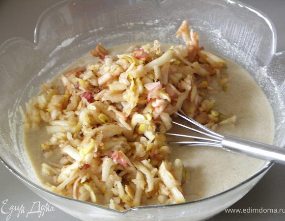 Фрукты соединить с тестом в последний момент,непосредственно перед выкладыванием теста в формы и выпеканием.