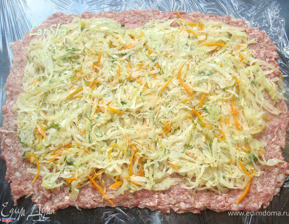 На слой фарша выложить подостывшую начинку из капусты. Равномерно распределить оставляя в краев примерно по сантиметру.