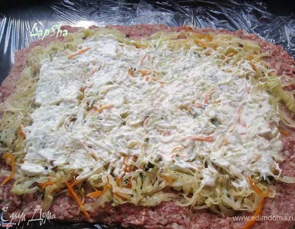 Смазать слой сметаной.