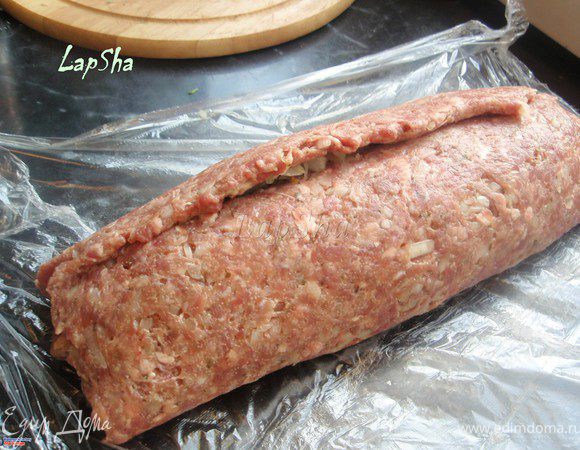 С помощью пленки свернуть рулет. Это совсем не сложно, пленка здорово выручает.