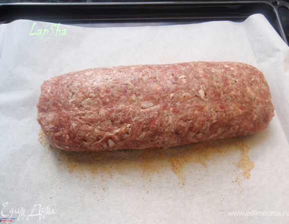 Защипить стык очень хорошо. На противень выложить пергамент. Немного присыпать хлебными крошками. И переложить рулет швом вниз на крошки. Сверху тоже присыпать панировкой. 