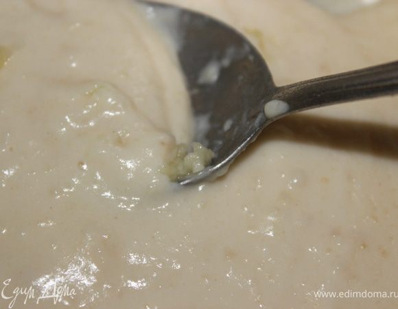 ...не снимая с огня медленно вливать молоко. Как только вскипит, варить мешая еще 2 минуты(мешать до тех пор пока не загустеет). Далее снять с огня и добавить соль по вкусу и выдавленный зубчик чеснока, перемешать все.