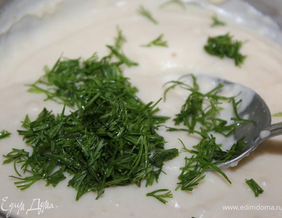 Далее добавляем по желанию укропчик и снова все перемешиваем.