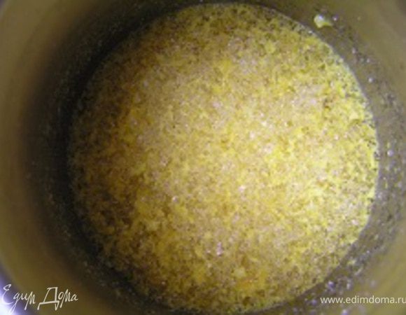 Для апельсинового слоя желатин замочить в 50 мл апельсинового сока до набухания, затем нагревать на водяной бане до полного растворения.