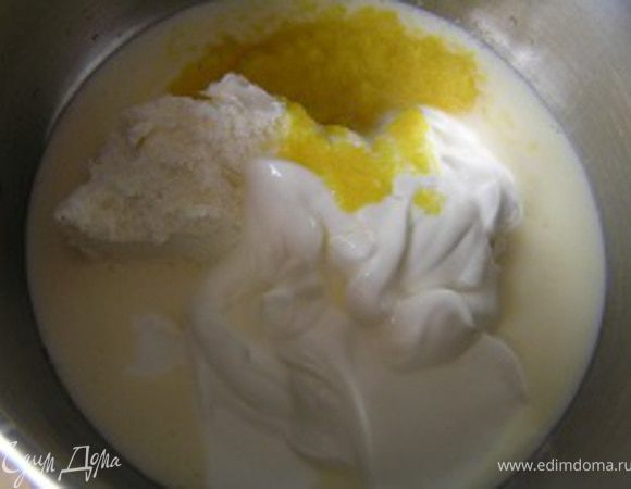 Смешать йогурт, творожный сыр, сметану, апельсиновый сок и сахар,