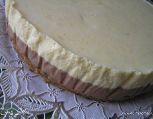 Достать торт из холодильника, аккуратно освободить от формы и пленки, выложить на подготовленное блюдо.