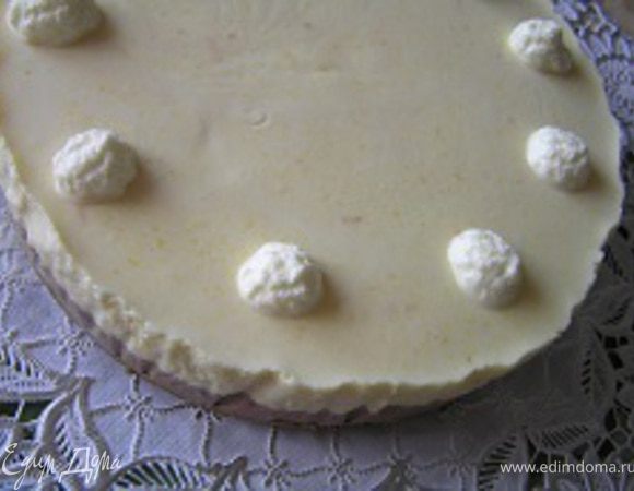 Сливки взбить до устойчивых пиков, поместить в кулинарный шприц и выдавить 10 "шариков".