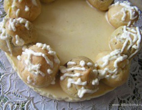 Выложить профитроли чередуя их по начинке: с апельсиновым кремом, затем с шоколадным, снова с апельсиновым и так далее. Сверху украсить взбитыми сливками по желанию.