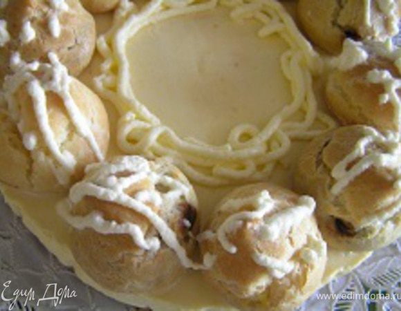 В центре радом с профитролями сделать несколько кругов из сливок,