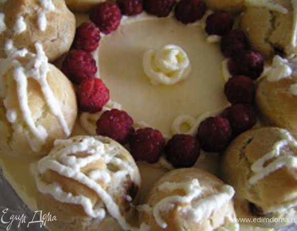 выложить сверху малину, выдавить в центр сливки.