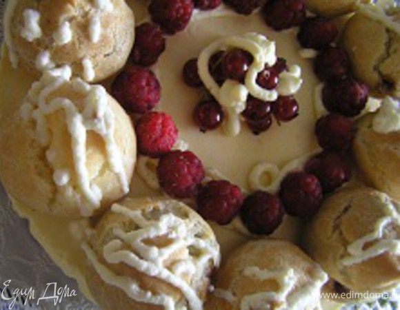 затем выложить красную смородину, еще немного сливок.