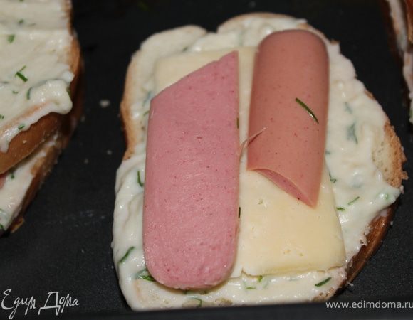 ...Кусочек сосиски (в моем случае) или ветчины...